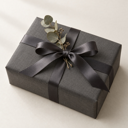 In mattem Geschenkpapier verpackte Box mit Satinband